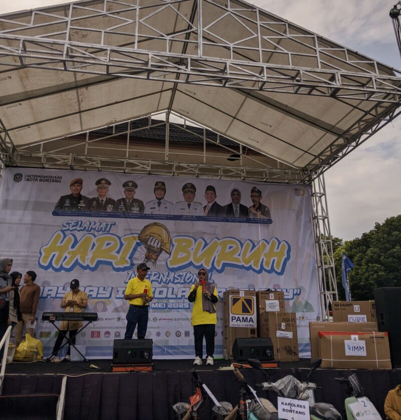 Foto : Walikota Bontang Saat Sambutan Dalam Momentum Peringatan Hari Buruh Internasional di Halaman Kantor DMPTSP Bontang