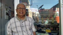 Nasir, salah satu penjahit yang mengerjakan program seragam gratis nasional bagi siswa baru dan seragam batik untuk seluruh pelajar