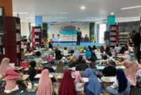 Sekretaris DPK, Hapidah memberikan semangat kepada peserta didik SD dalam lomba mewarnai dan menggambar