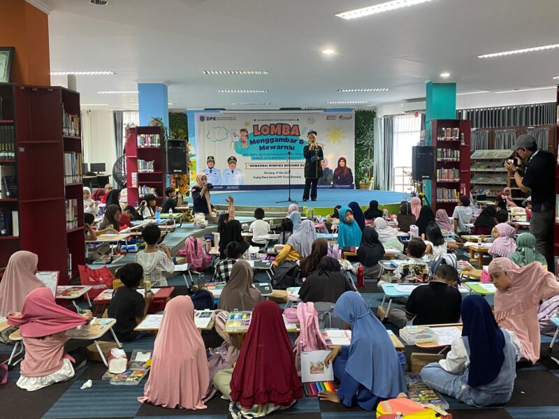 Sekretaris DPK, Hapidah memberikan semangat kepada peserta didik SD dalam lomba mewarnai dan menggambar