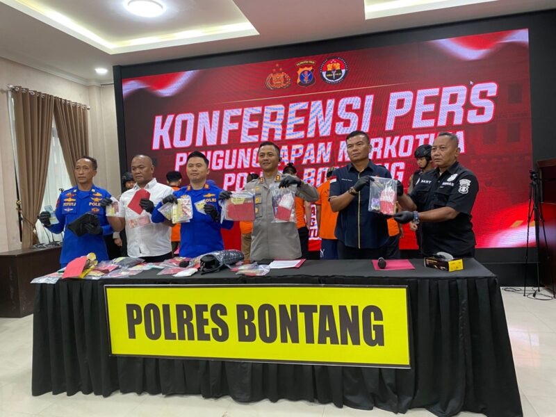 Konferensi Pers Polres Bontang Menunjukkan Barang Bukti Penyalahgunaan Narkoba