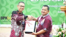 Foto: Bupati PPU, Mudyat Noor saat menerima Hasil BPK.