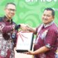 Foto: Bupati PPU, Mudyat Noor saat menerima Hasil BPK.