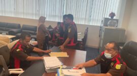 Foto : Tim Penyidik Tindak Pidana Khusus Kejati Kaltim saat melakukan penggeledahan di ruang kantor Dinas Pemuda dan Olahraga (Dispora) Kaltim, terkait dugaan korupsi dana hibah DBON senilai Rp100 miliar. (Dok. Kejati Kaltim)