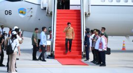 Foto: Wapres RI, Gibran Rakabuming Raka turun dari pesawat dan disambut Gubernur Kaltim, Rudy Masud, Bupati PPU, Mudyat Noor dan jajaran Forkopimda. (Humas)