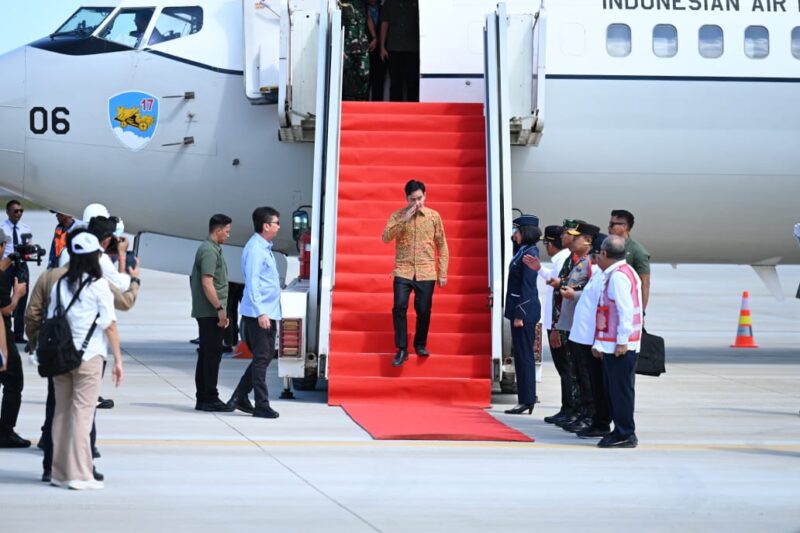 Foto: Wapres RI, Gibran Rakabuming Raka turun dari pesawat dan disambut Gubernur Kaltim, Rudy Masud, Bupati PPU, Mudyat Noor dan jajaran Forkopimda. (Humas)