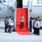 Foto: Wapres RI, Gibran Rakabuming Raka turun dari pesawat dan disambut Gubernur Kaltim, Rudy Masud, Bupati PPU, Mudyat Noor dan jajaran Forkopimda. (Humas)