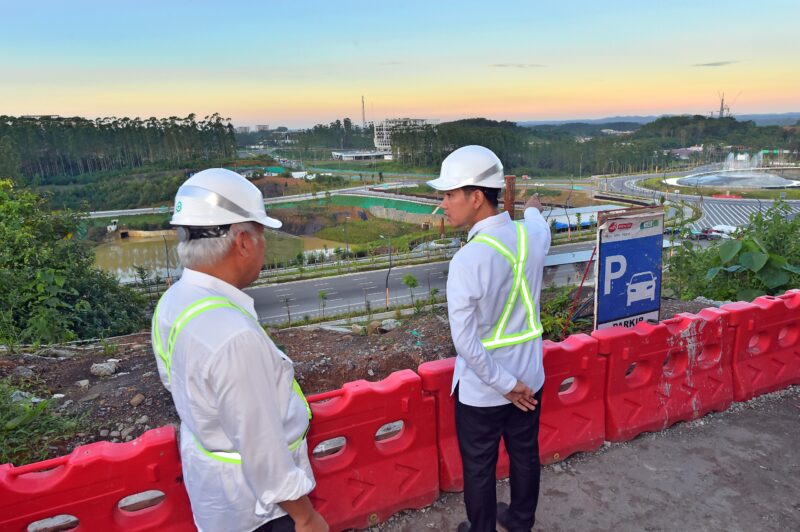 Foto: Wapres Gibran bersama Kepala OIKN, Basuki Hadimuljono saat meninjau pembangunan OIKN.