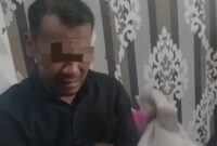 Tangkapan layar suami sekaligus pelaku pembunuhan terhadap istrinya sendiri di Perumahan Puri Anggrek, Kecamatan Walantaka, Kota Serang menangis tersedu-sedu memegangi baju korban. (Istimewa)