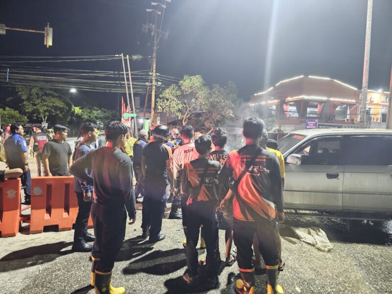 Foto: Proses evakuasi kebakaran mobil di Penajam. (Pusdalops)