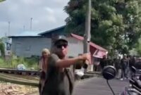 Tangkapan layar salah satu pelaku pengeroyokan terhadap Kepala Desa Muara Muntai Ilir, Arifadin Nur dalam video beredar di sosial media. (Dok.istmewa)