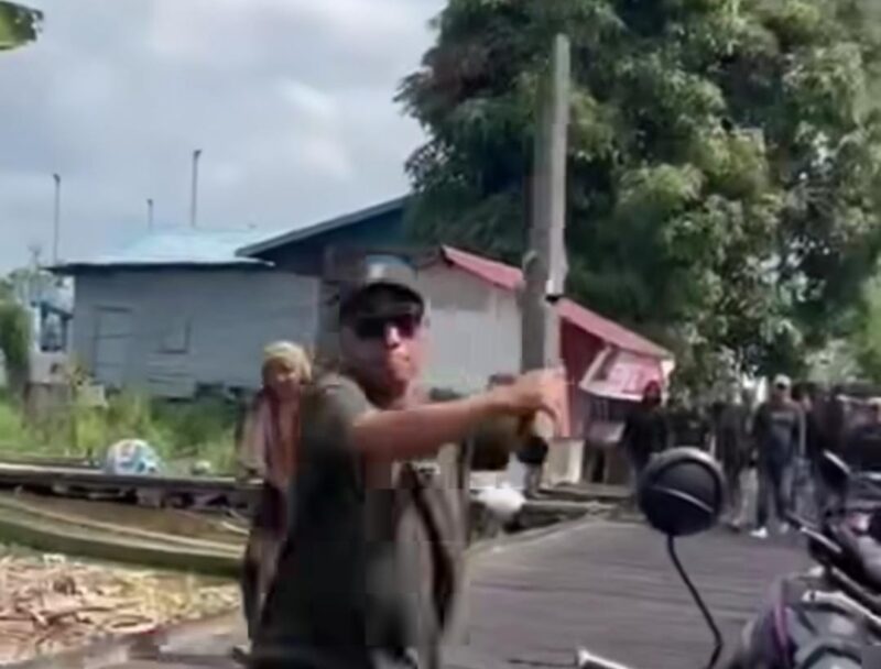 Tangkapan layar salah satu pelaku pengeroyokan terhadap Kepala Desa Muara Muntai Ilir, Arifadin Nur dalam video beredar di sosial media. (Dok.istmewa)