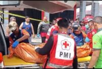 Proses Evakuasi Seorang pria berinisial N (48), yang diketahui bekerja sebagai kurir, yang ditemukan meninggal dunia secara tiba-tiba di sebuah ruko kosong di Jalan Kahoi, Kota Samarinda, Kamis pagi (12/6/2025).(dok. Iknnews.co/Rara)