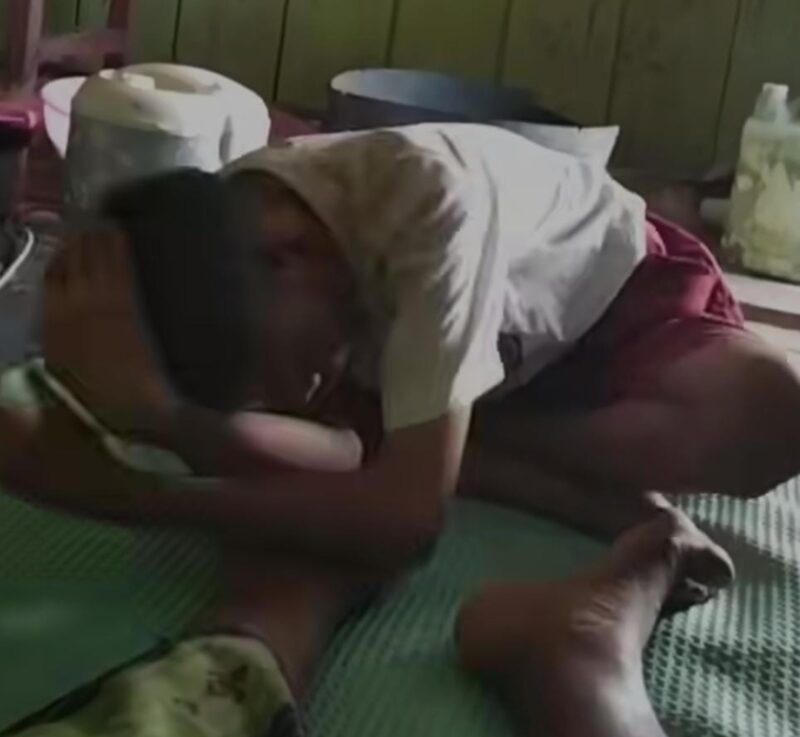 Galang Rawadang (12), siswa SDN 2 Wakai, Kecamatan Una-Una, Kabupaten Tojo Una-Una, Sulawesi Tengah menangis histeris ingin sekolah. (Dok. Tangkapan layar video Respon Son)