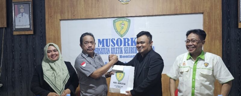 Foto: Ketua Terpilih Cabor PASI, Deni Budiman (Kanan Kedua) dan Ketua Koni Bontang, Jamaludin (Kiri Kedua). (Rn)