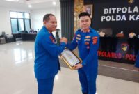 Foto: Kasat Polairud Polres Bontang, AKP Fahrudi terima penghargaan (Humas Polres Bontang) 