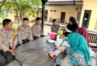 Foto: Anggota Polsek Muara Badak lakukan cek kesehatan gratis, Jumat (13/6/2025). (Dok. Polres Bontang)