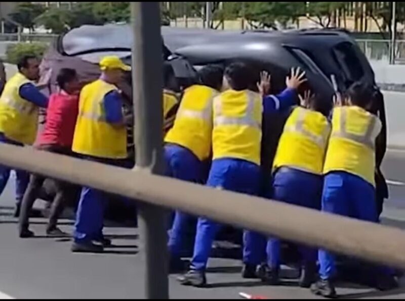 Tangkapan layar mobil mewah jenis Ferrari terguling dan menyebabkan kerusakan parah pada kedua kendaraan. (Dok. Istimewa)