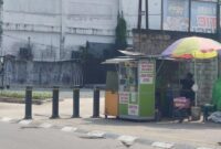 Tiang bollard yang baru terpasang di trotoar Jalan Ahmad Yani, Kelurahan Api-Api. (Dok. IKNNews.co/Re)