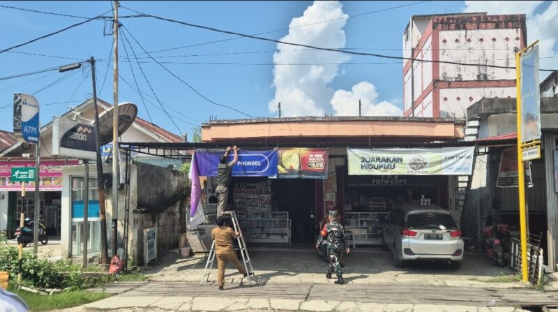 Penertiban reklame rokok di 15 Kelurahan Kota Bontang. (Dok. Humas DPMPTSP Bontang).