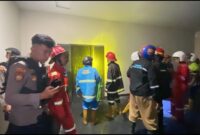 Tim Dinas Pemadam Kebakaran Kota Samarinda masih berjibaku melakukan upaya pemadaman. (Dok. IKNNews.co/Rara)