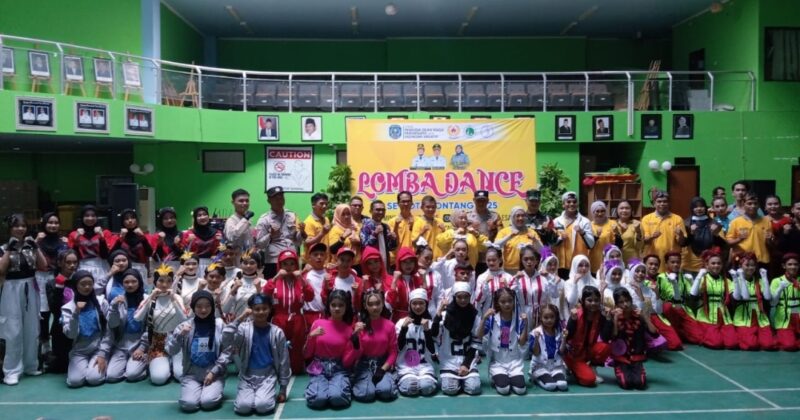 Salah satu grup tampil memukau saat membawakan koreografi Dancesport dalam Lomba Dance se-Kota Bontang 2025, yang digelar Dispoparekraf di Aula Perpustakaan Kota Bontang, Minggu (22/6/2025). (Dok. IKNNews.co/Nurlinda)