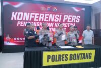 Kapolres Bontang beserta jajarannya menunjukkan barang bukti berupa sabu dengan total berat 642,34 gram. (Dok. IKNNews.co/Nurlinda)