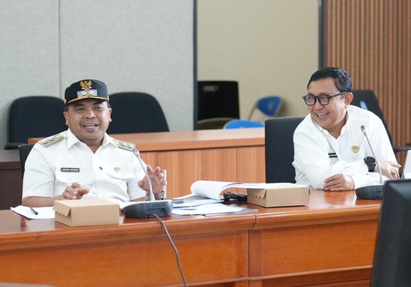 Wakil Walikota Bontang, Agus Harus bersama Kepala DPMPTSP Bontang, Muhammad Aspiannur. (Dok. Humas Pemkot)