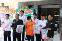 Foto: Pelaku R (26) di koferensi pers. (IKNNews.co)