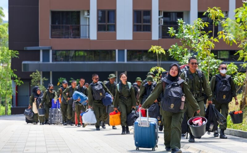 Foto: ASN saat meninjau  rusun. (Humas OIKN)