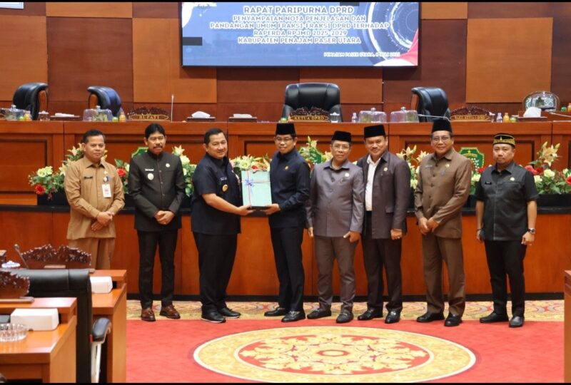 Foto: Bupati PPU, Mudyat Noor saat menghadiri Rapat Paripurna. (Humas)
