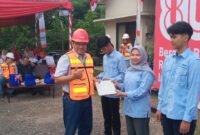 Kepala Teknik Tambang PT IMM menyerahkan laptop kepada mahasiswa/I binaannya