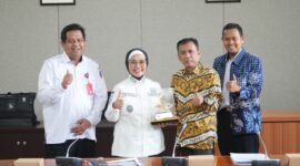 Wali Kota Bontang, Neni Moerniaeni  (tengah), Kepala Diskominfo Bontang, Anwar Sadat (kiri). (Dok. Diskominfo Bontang)