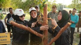 Wali Kota Bontang, Neni Moerniaeni didampingi Sekda Bontang Aji Erlinawaty dan Ketua TP PKK Bontang, Nur Kalbi Agus Haris. (Istimewa)
